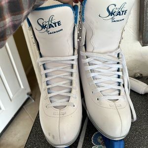 ICE-SKATES ⛸️ (Jackson Ultima SoftSkate Womens/Girls Figure Skate)